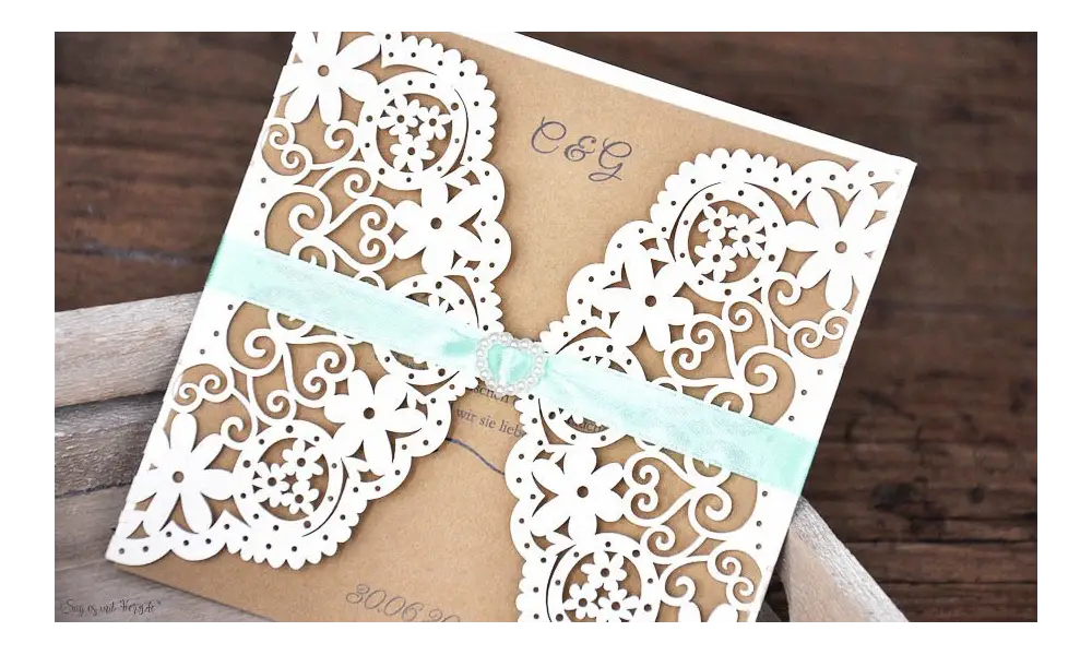 Einladung Hochzeit Vintage Lasercut Spitze Kraftpapier diy Blumen