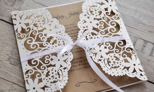 Einladung Hochzeit Vintage Lasercut Spitze Kraftpapier diy Blumen