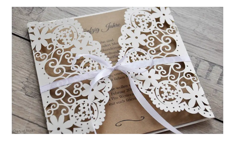 Einladung Hochzeit Vintage Lasercut Spitze Kraftpapier diy Blumen