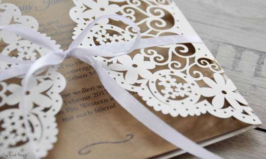 Einladung Hochzeit Vintage Lasercut Spitze Kraftpapier diy Blumen