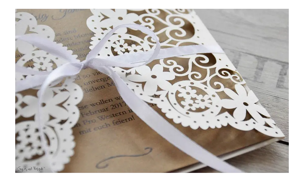 Einladung Hochzeit Vintage Lasercut Spitze Kraftpapier diy Blumen