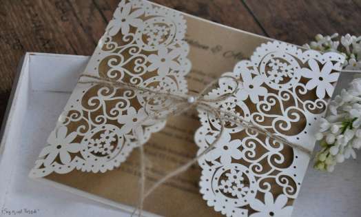 Einladung Hochzeit Vintage Lasercut Spitze Kraftpapier diy Blumen