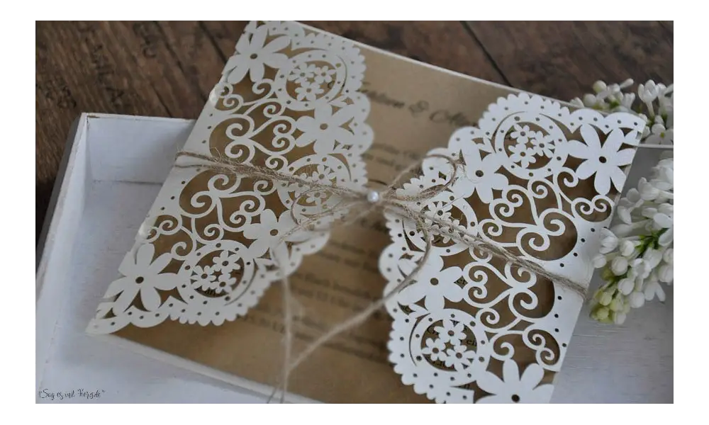 Einladung Hochzeit Vintage Lasercut Spitze Kraftpapier diy Blumen