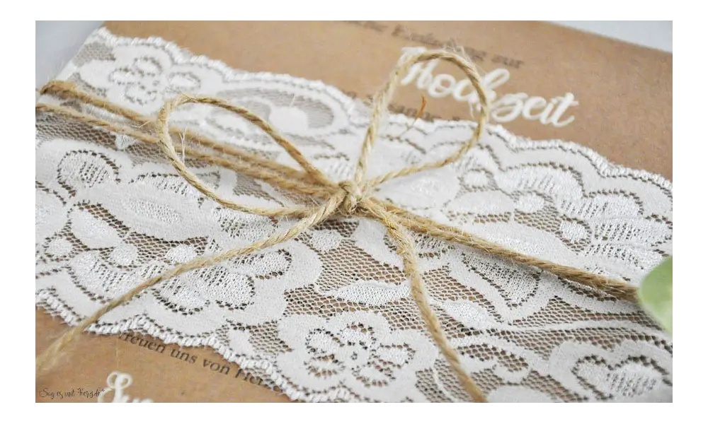 Einladungskarten Hochzeit Vintage Kraftpapier Spitze weiß rustikal edel