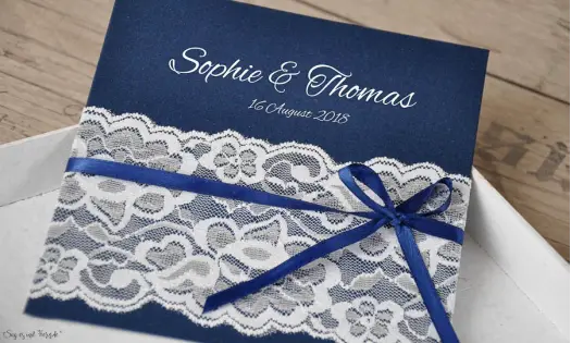 Vintage Einladungskarten Hochzeit blau mit Spitze weiß