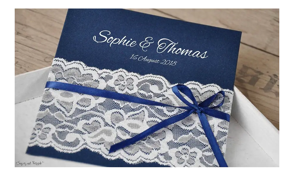 Vintage Einladungskarten Hochzeit blau mit Spitze weiß