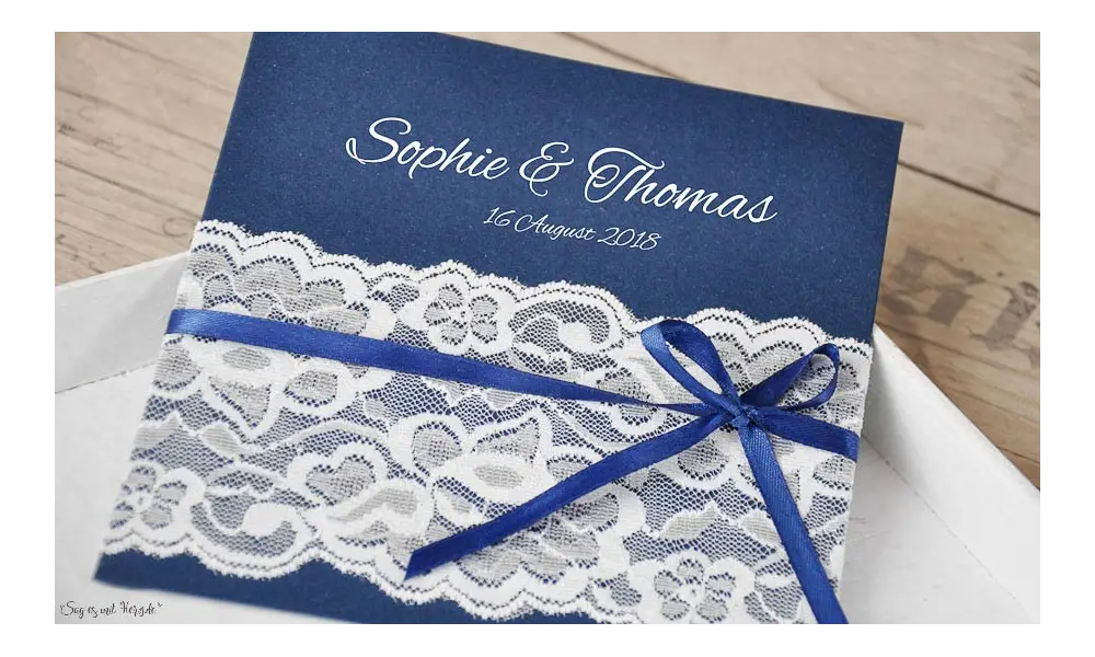 Vintage Einladungskarten Hochzeit blau mit Spitze weiß