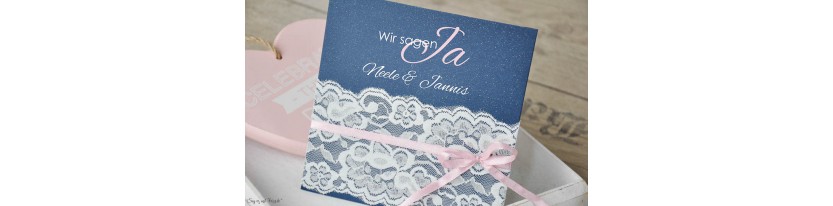 Vintage Einladungskarten Hochzeit blau mit Spitze weiß