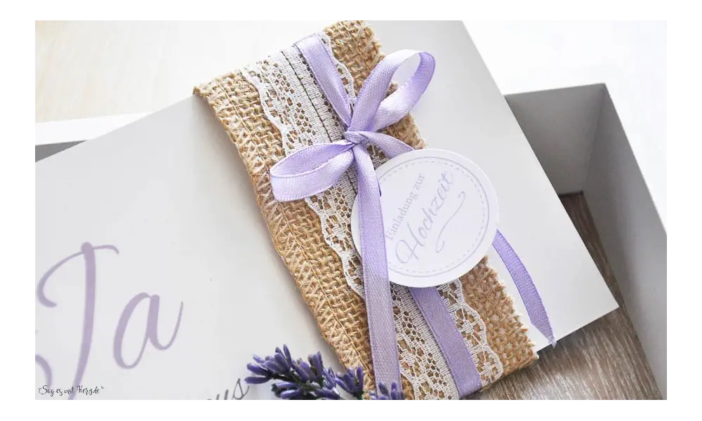 Einladungskarten Hochzeit Vintage Sackenleinen Spitze flieder lavendel