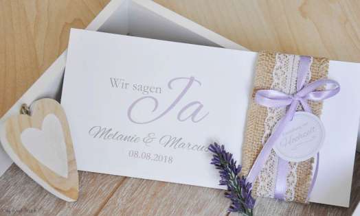 Einladungskarten Hochzeit Vintage Sackenleinen Spitze flieder lavendel