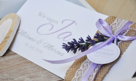 Einladungskarten Hochzeit Vintage Sackenleinen Spitze flieder lavendel