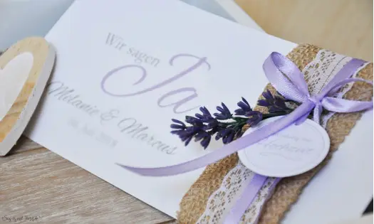 Einladungskarten Hochzeit Vintage Sackenleinen Spitze flieder lavendel