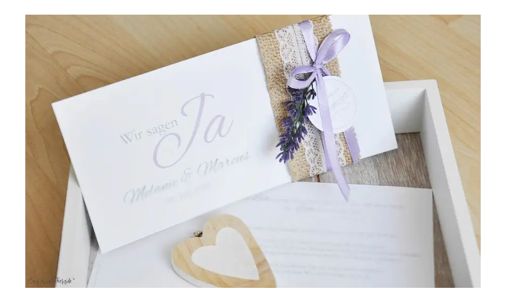Einladungskarten Hochzeit Vintage Sackenleinen Spitze flieder lavendel