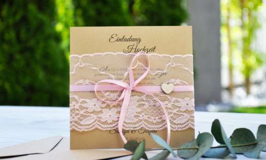 Rustikale Vintage Hochzeitseinladung aus Kraftpapier mit edler rosa Spitze