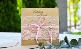 Rustikale Vintage Hochzeitseinladung aus Kraftpapier mit edler rosa Spitze