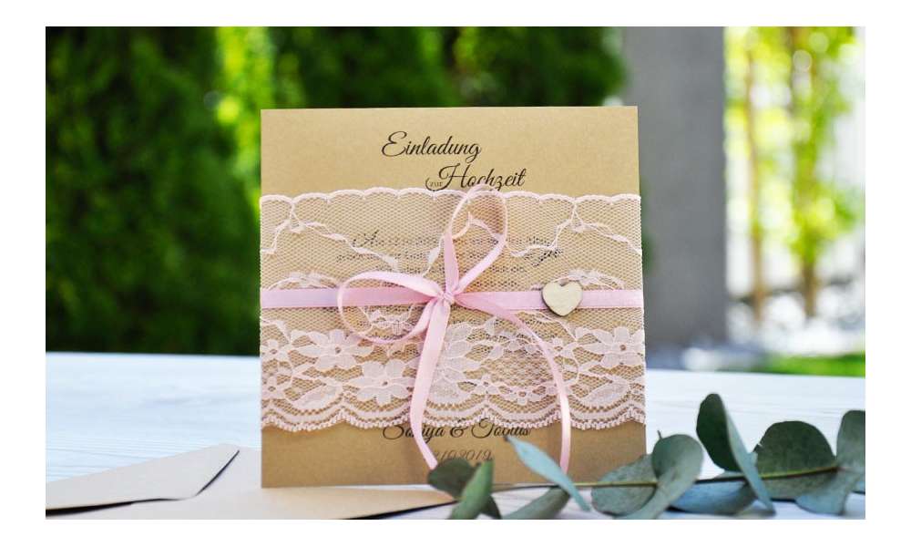 Rustikale Vintage Hochzeitseinladung aus Kraftpapier mit edler rosa Spitze