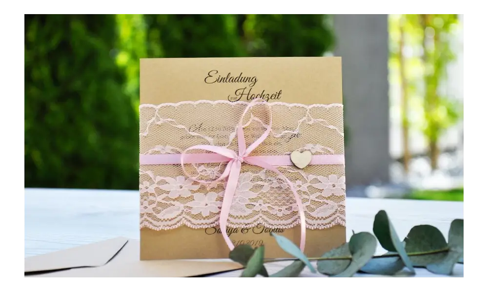Rustikale Vintage Hochzeitseinladung aus Kraftpapier mit edler rosa Spitze