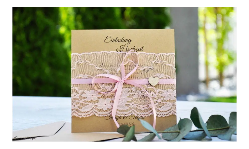 Rustikale Vintage Hochzeitseinladung aus Kraftpapier mit edler rosa Spitze