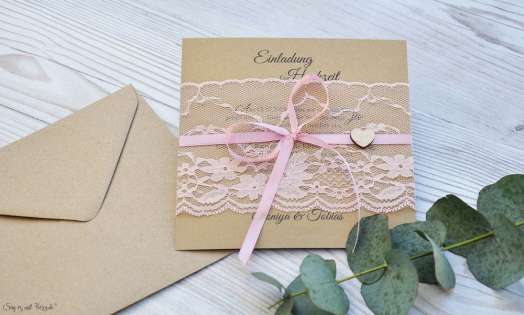 Rustikale Vintage Hochzeitseinladung aus Kraftpapier mit edler rosa Spitze