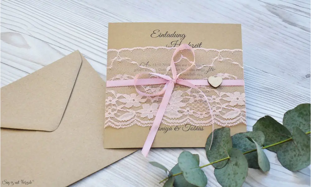 Rustikale Vintage Hochzeitseinladung aus Kraftpapier mit edler rosa Spitze