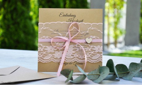 Rustikale Vintage Hochzeitseinladung aus Kraftpapier mit edler rosa Spitze