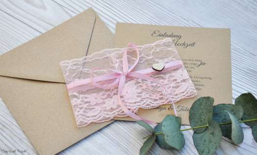 Rustikale Vintage Hochzeitseinladung aus Kraftpapier mit edler rosa Spitze