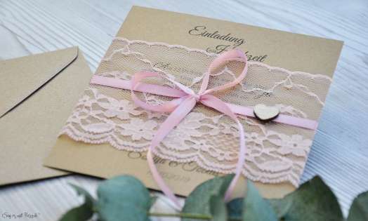 Rustikale Vintage Hochzeitseinladung aus Kraftpapier mit edler rosa Spitze