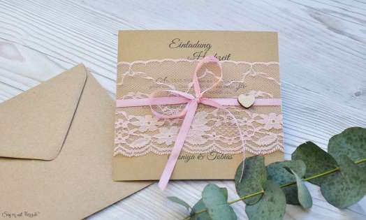 Rustikale Vintage Hochzeitseinladung aus Kraftpapier mit edler rosa Spitze