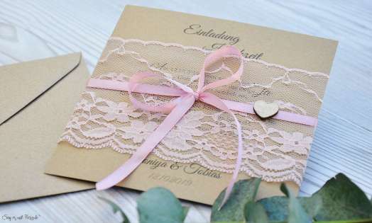 Rustikale Vintage Hochzeitseinladung aus Kraftpapier mit edler rosa Spitze