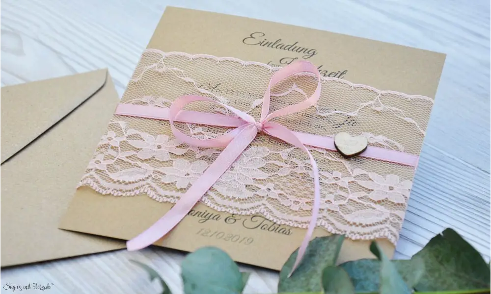 Rustikale Vintage Hochzeitseinladung aus Kraftpapier mit edler rosa Spitze