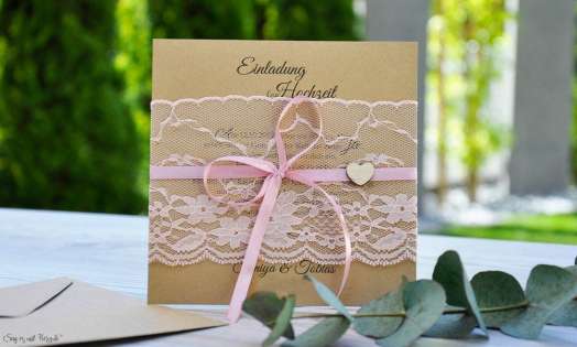 Rustikale Vintage Hochzeitseinladung aus Kraftpapier mit edler rosa Spitze