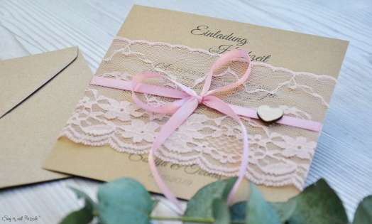 Rustikale Vintage Hochzeitseinladung aus Kraftpapier mit edler rosa Spitze