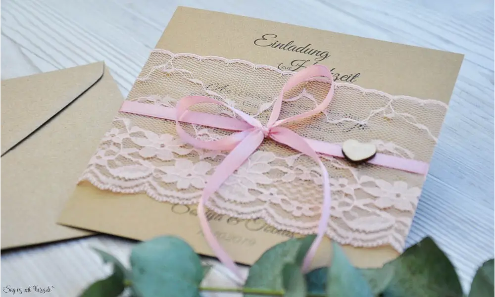 Rustikale Vintage Hochzeitseinladung aus Kraftpapier mit edler rosa Spitze