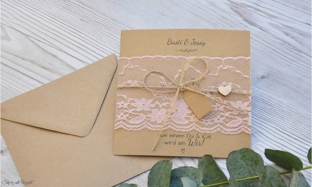 Rustikale Vintage Hochzeitseinladung aus Kraftpapier mit edler rosa Spitze