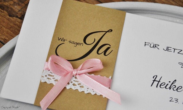 Vintage Einladungskarten Hochzeit Kraftpapier Banderole Spitze weiß rosa diy