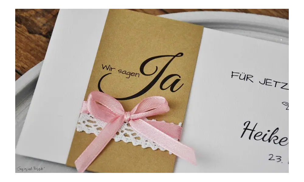 Vintage Einladungskarten Hochzeit Kraftpapier Banderole Spitze weiß rosa diy