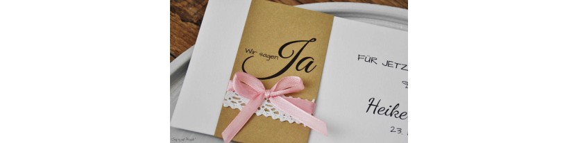 Vintage Einladungskarten Hochzeit Kraftpapier Banderole Spitze weiß rosa diy
