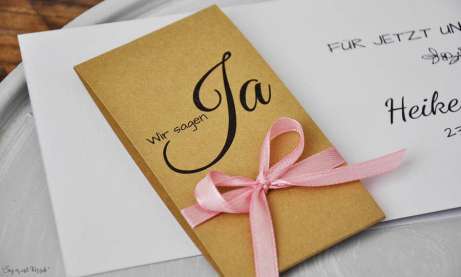 Vintage Einladungskarten Hochzeit Kraftpapier Banderole Spitze weiß rosa diy
