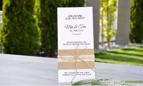 Stilvolle Hochzeitseinladung mit rustikaler Vintage Kraftpapier Spitze weiß diy