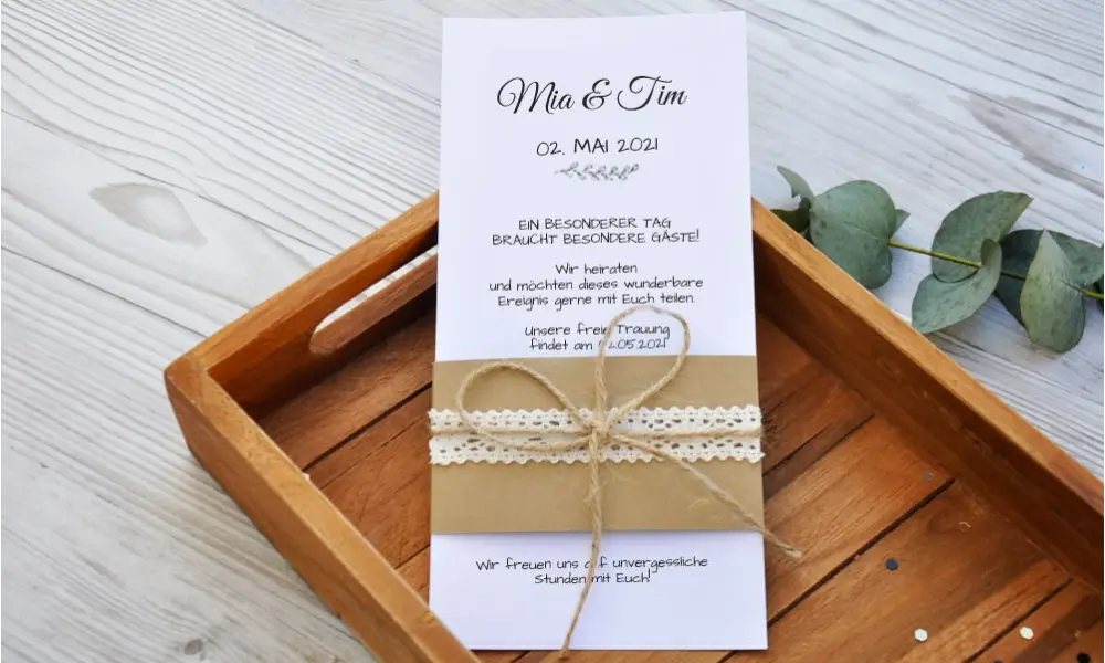 Stilvolle Hochzeitseinladung mit rustikaler Vintage Kraftpapier Spitze weiß diy