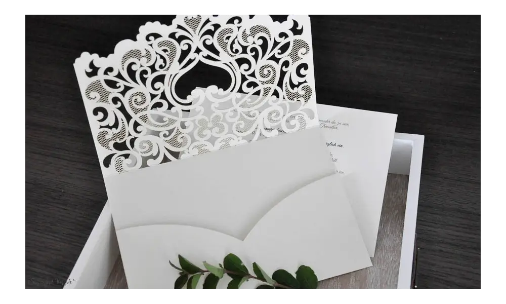 Einladungskarten Hochzeit Lasercut Spitze Pocketfold edel elegant weiß