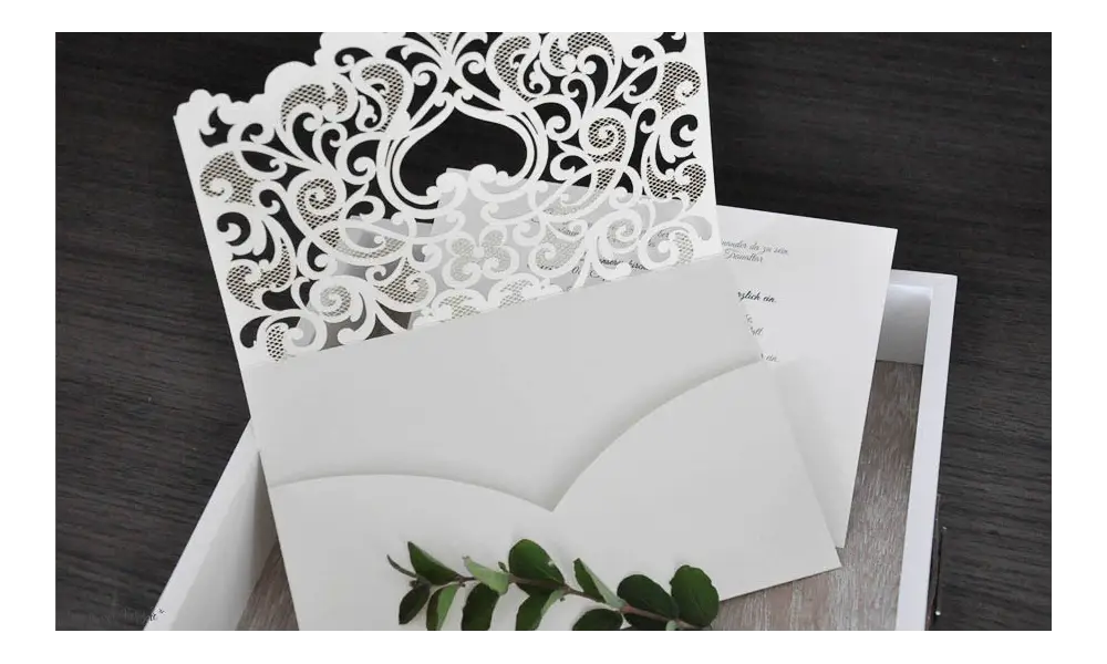 Einladungskarten Hochzeit Lasercut Spitze Pocketfold edel elegant weiß