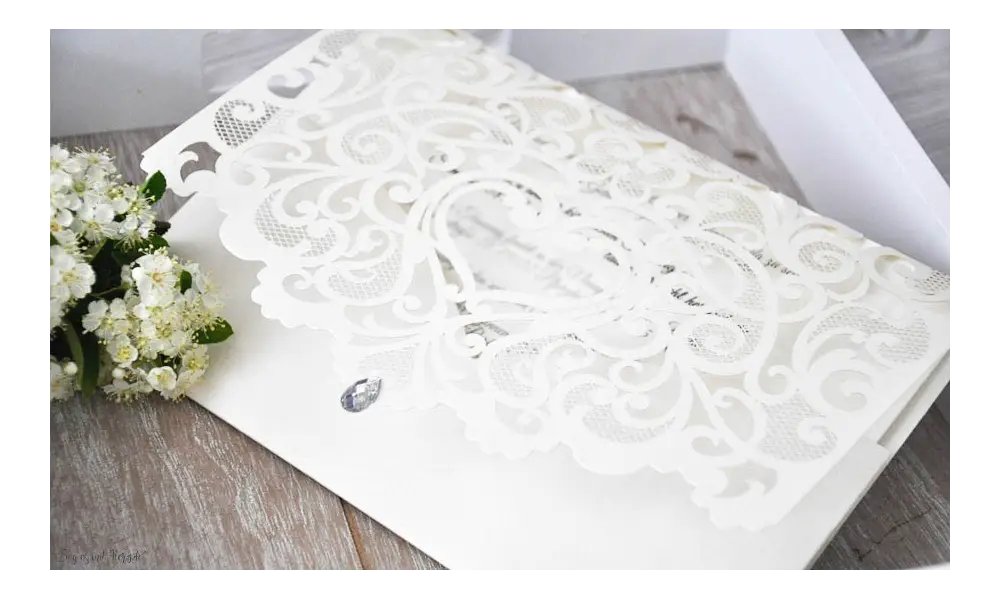 Einladungskarten Hochzeit Lasercut Spitze Pocketfold edel elegant weiß