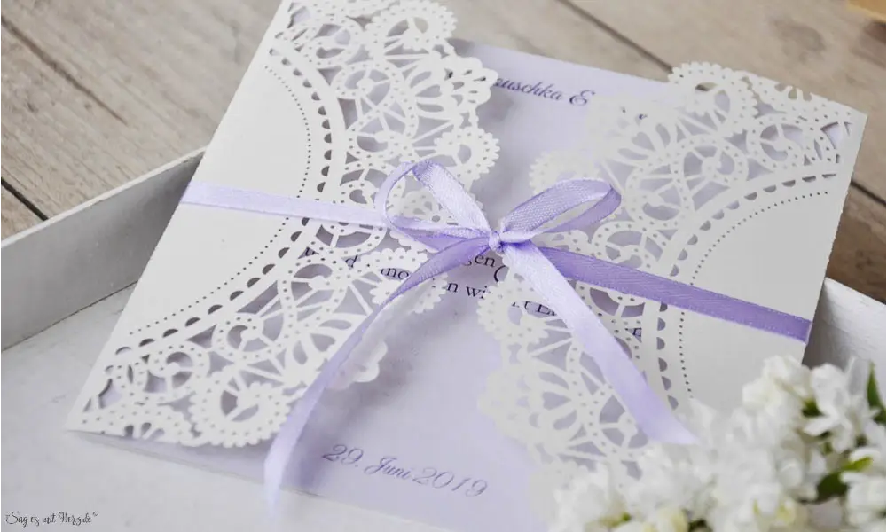 Einladungskarten Hochzeit Lasercut Spitze weiß Vintage diy flieder Schleife