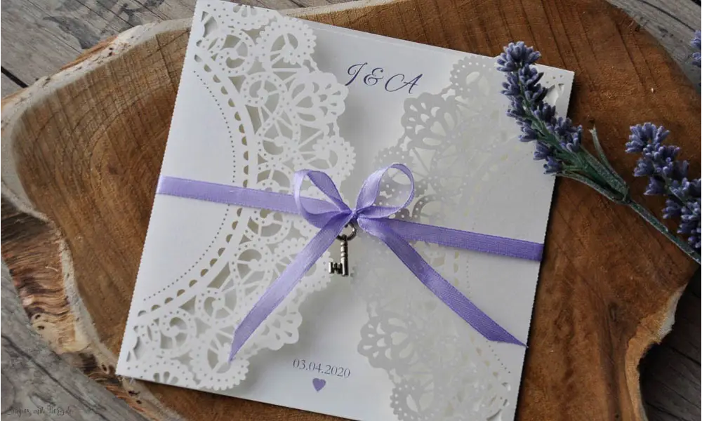 Einladungskarten Hochzeit Lasercut Spitze weiß Vintage diy flieder Schleife