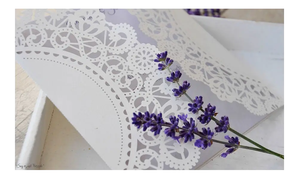 Einladungskarten Hochzeit Lasercut Spitze weiß Vintage diy flieder Schleife