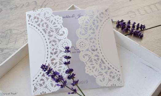 Einladungskarten Hochzeit Lasercut Spitze weiß Vintage diy flieder Schleife