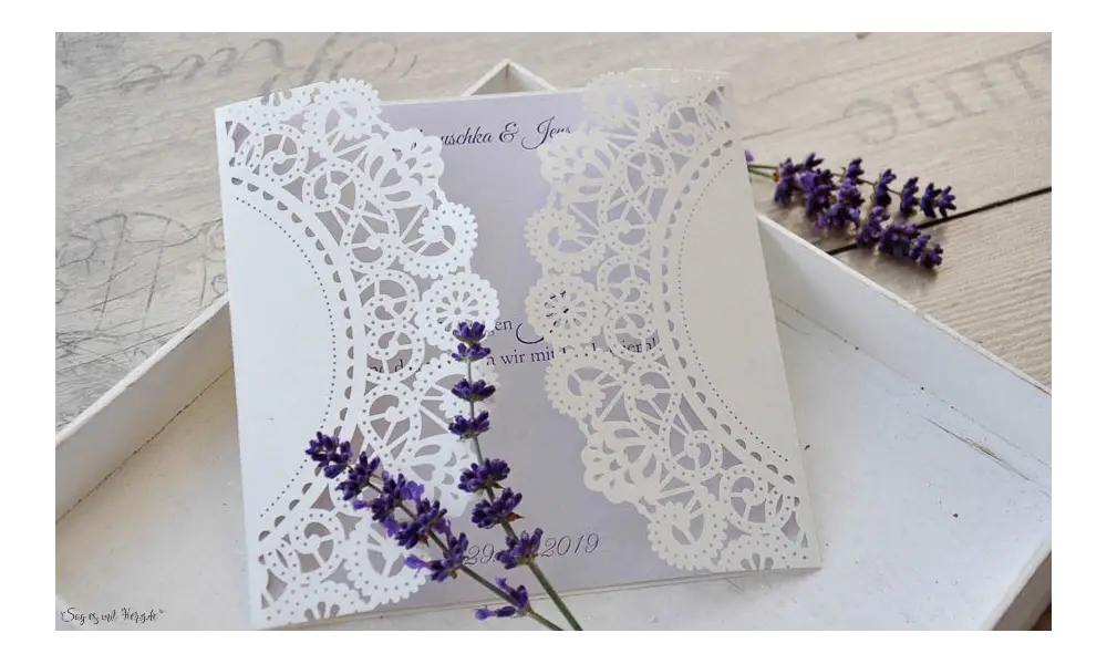 Einladungskarten Hochzeit Lasercut Spitze weiß Vintage diy flieder Schleife