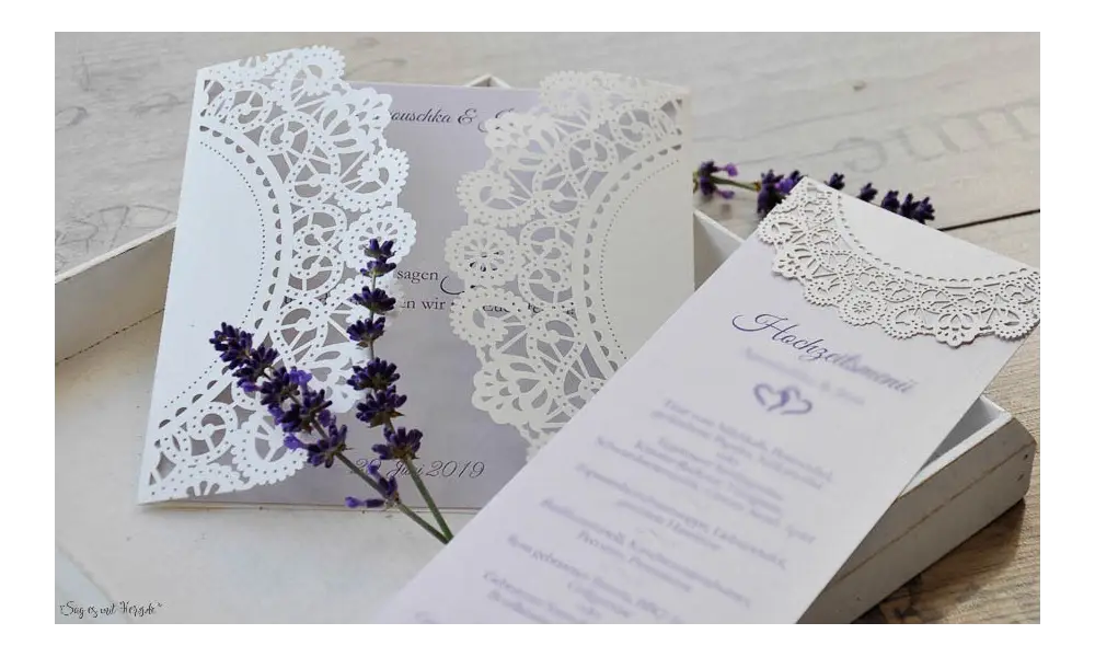 Einladungskarten Hochzeit Lasercut Spitze weiß Vintage diy flieder Schleife