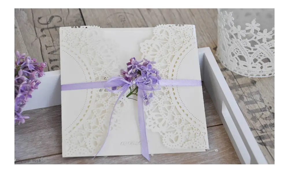 Einladungskarten Hochzeit Lasercut Spitze weiß mit flieder Schleife